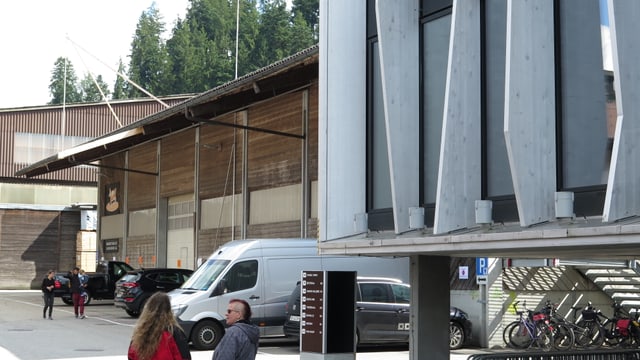 Eine alte Markthalle, im Vordergrund das Stadion. Eine alte Markthalle, im Vordergrund das Stadion.
