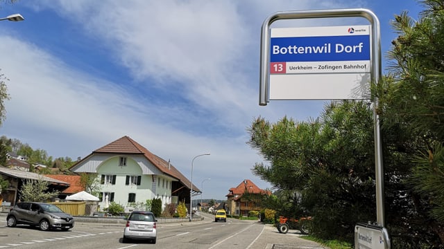 Schild an Bushaltestelle Schild an Bushaltestelle