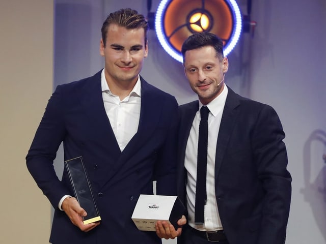 Timo Meier posiert mit Trophäe und Mark Streit. Timo Meier posiert mit Trophäe und Mark Streit.