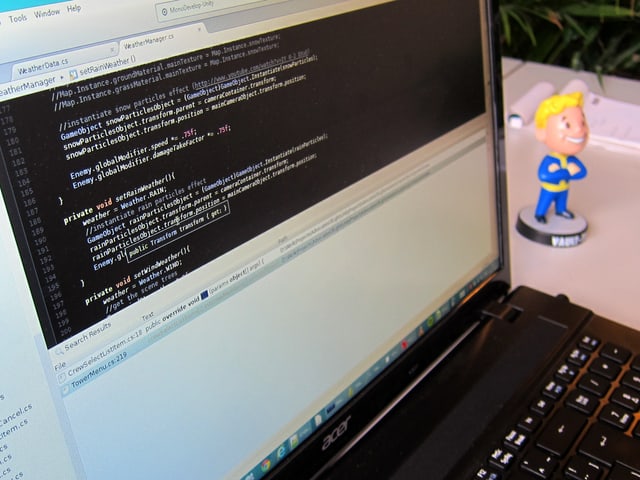 Auf einem Laptop-Bildschirm ist Computer-Code zu sehen. Auf einem Laptop-Bildschirm ist Computer-Code zu sehen.