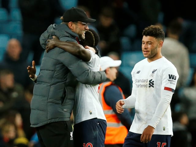 Coach Jürgen Klopp herzt Siegtorschütze Sadio Mané. Coach Jürgen Klopp herzt Siegtorschütze Sadio Mané.