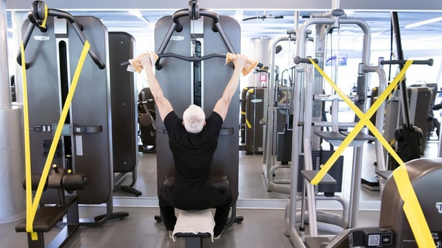 Mann trainiert im Fitnesscenter Mann trainiert im Fitnesscenter