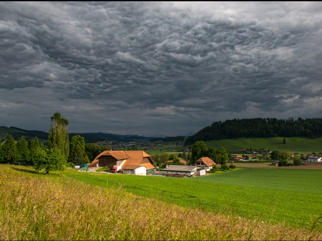 Dunkle Wolken am Himmel mit beutelartigen, nach unten hängenden Ausstülpungen.