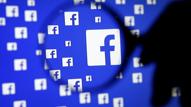 Eine Person hält eine Lupe vor einen Bildschirm mit Facebook-Logos. Eine Person hält eine Lupe vor einen Bildschirm mit Facebook-Logos.