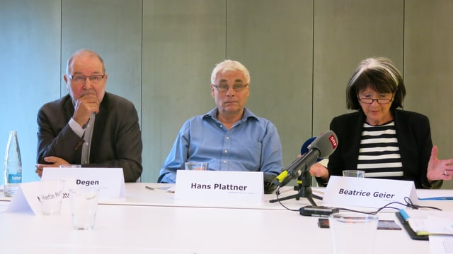Der Vorstand des Vereins «Unser Theater» präsentieren ihre Argumente den Medien. Der Vorstand des Vereins «Unser Theater» präsentieren ihre Argumente den Medien.
