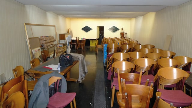 Stühle soweit das Auge reicht: In der Garderobe im alten Warteck in Basel. Stühle soweit das Auge reicht: In der Garderobe im alten Warteck in Basel.