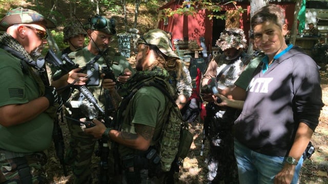 Korrespondentin Isabelle Jacobi mit einigen Miliz-Soldaten. Korrespondentin Isabelle Jacobi mit einigen Miliz-Soldaten.