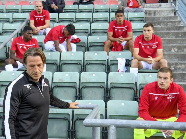 Hängende Köpfe bei Paolo Tramezzani und seinen Spielern. Hängende Köpfe bei Paolo Tramezzani und seinen Spielern.
