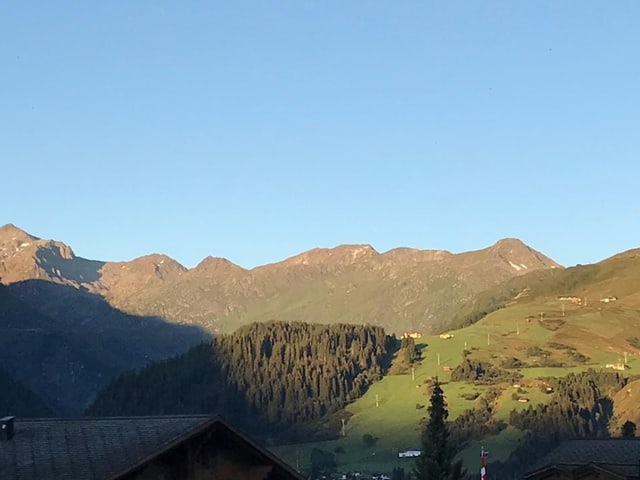 Vista sin Badus vers Pazolastock da Nina Levy.
