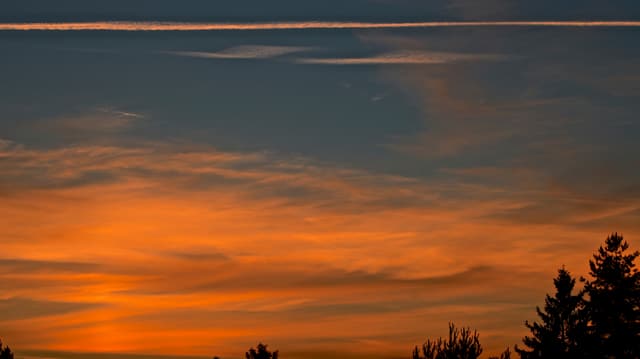 Abendstimmung mit Schleierwolken am Horizont und einer Lichtsäule an der Stelle, wo die Sonne unterging. Abendstimmung mit Schleierwolken am Horizont und einer Lichtsäule an der Stelle, wo die Sonne unterging.