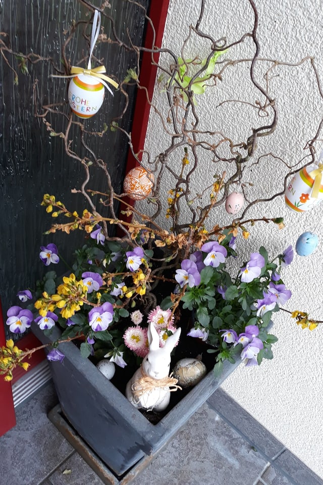 Osterbäumli mit vielen, vielen bunten Eili.