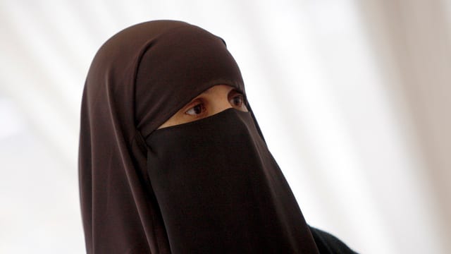 Eine Frau trägt eine Burka Eine Frau trägt eine Burka