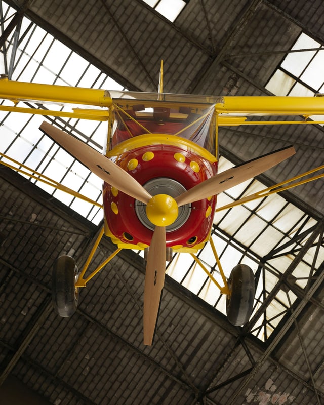 Blick von unten auf die Nase des Flugzeuges Blick von unten auf die Nase des Flugzeuges