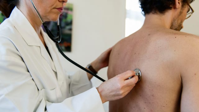 Ärztin untersucht Patienten. Ärztin untersucht Patienten.