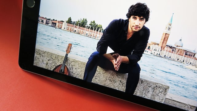 Screenshot von «Gstaad Digital Festival». Der Screenshot zeigt Avi Avital. Screenshot von «Gstaad Digital Festival». Der Screenshot zeigt Avi Avital.