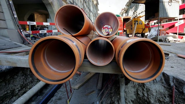 Rohrleitungen aus Plastik auf Baustelle Rohrleitungen aus Plastik auf Baustelle