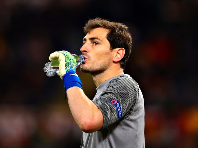 Iker Casillas nimmt einen Schluck aus einer Trinkflasche. Iker Casillas nimmt einen Schluck aus einer Trinkflasche.