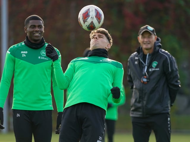 St. Gallen-Trainer Peter Zeidler, hier mit Kwadwo Duah (23) und Alessandro Kräuchi (22). St. Gallen-Trainer Peter Zeidler, hier mit Kwadwo Duah (23) und Alessandro Kräuchi (22).
