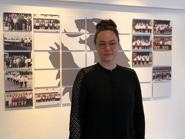 Vizebürgermeisterin Randi Evaldsen vor einer Wand mit Fotos Vizebürgermeisterin Randi Evaldsen vor einer Wand mit Fotos