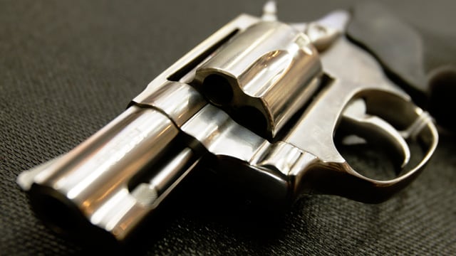 Eine silbriger Revolver, liegend Eine silbriger Revolver, liegend