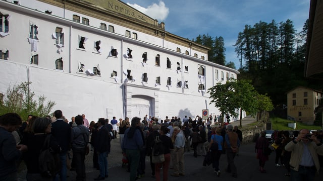 Besucher bestaunten die Papierverhüllung des Künstlers Daniel Gonzalez in der ehemaligen Schokoladenfabrik Besucher bestaunten die Papierverhüllung des Künstlers Daniel Gonzalez in der ehemaligen Schokoladenfabrik