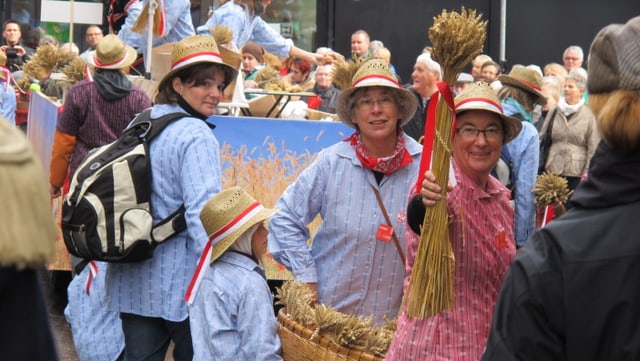 Frau mit Getreide-Zopf. Frau mit Getreide-Zopf.