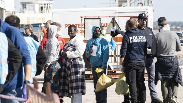 Menschen an Hafen. Menschen an Hafen.