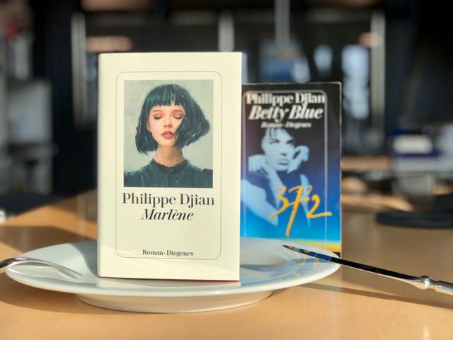 Die Romane «Betty Blue» und «Marlène» stehen auf einem weissen Teller. Die Romane «Betty Blue» und «Marlène» stehen auf einem weissen Teller.