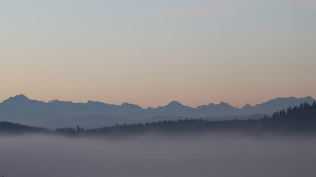 Blick von Ersigen Richtung Berner Alpen. Im Laufe des Tages stieg der Nebel immer mehr an. Blick von Ersigen Richtung Berner Alpen. Im Laufe des Tages stieg der Nebel immer mehr an.