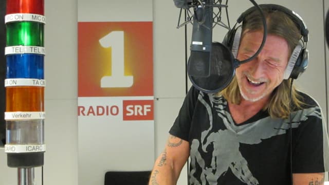 Ralph Wicki im Studio lachend. Ralph Wicki im Studio lachend.