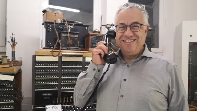 Mann mit Telefonhöhrer. Mann mit Telefonhöhrer.