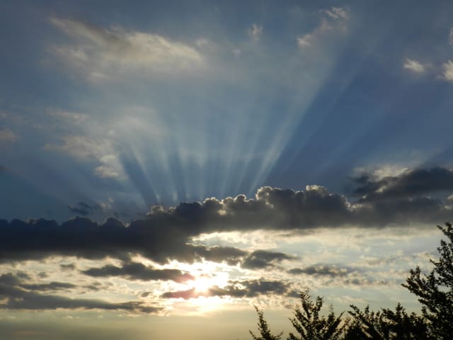 Sonnenstrahlen hinter Wolken