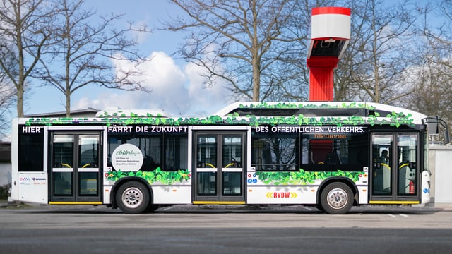 Bus an Haltestelle, darüber roter Balken. Bus an Haltestelle, darüber roter Balken.