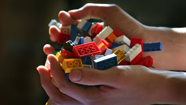 Eine Hand voll mit Lego-Steinen. Eine Hand voll mit Lego-Steinen.
