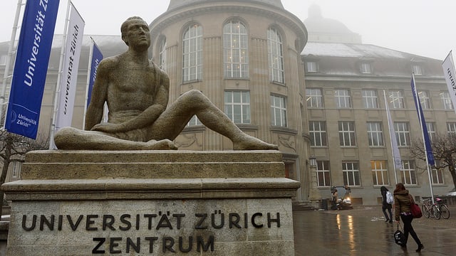 Ansicht der Uni Zürich im winterlichen Nebel. Ansicht der Uni Zürich im winterlichen Nebel.