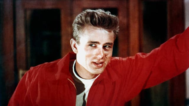 Film-Still aus «Rebel Without a Cause»: Jim stützt sich an einer Wand ab. Film-Still aus «Rebel Without a Cause»: Jim stützt sich an einer Wand ab.