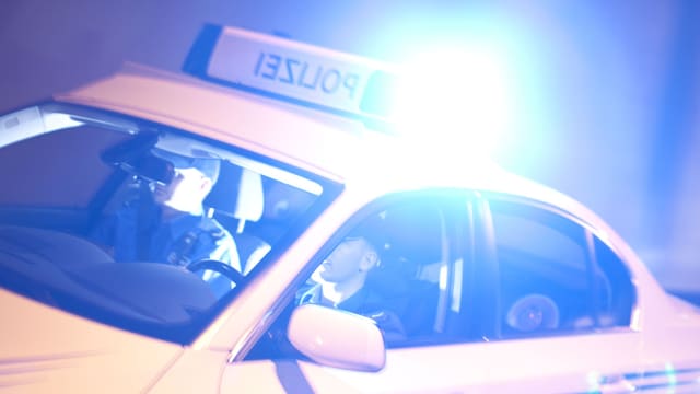 Einsatzfahrzeug der Kantonspolizei Aargau mit Blaulicht unterwegs - Symbolbild Einsatzfahrzeug der Kantonspolizei Aargau mit Blaulicht unterwegs - Symbolbild