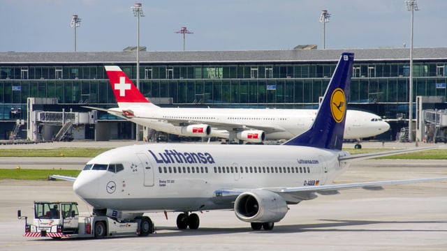Ein Lufthansa- und ein Swiss-fFlugzeug stehen am Boden in Zürich-Kloten. Ein Lufthansa- und ein Swiss-fFlugzeug stehen am Boden in Zürich-Kloten.