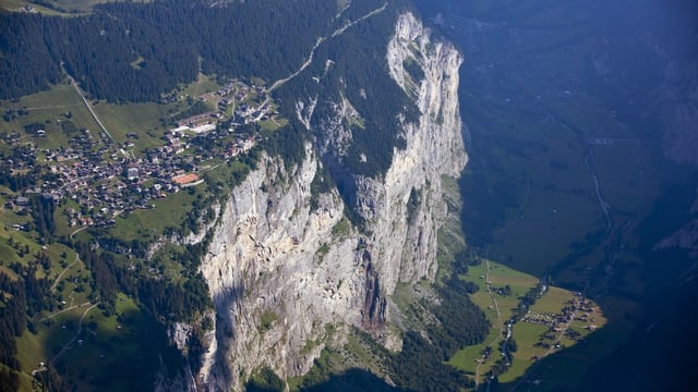 Der Ortsteil Mürren liegt auf dem Berg, die Gemeinde Lauterbrunnen darunter. Der Ortsteil Mürren liegt auf dem Berg, die Gemeinde Lauterbrunnen darunter.
