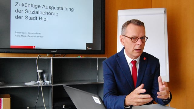 Mann vor Bildschirm argumentiert mit Gesten. Mann vor Bildschirm argumentiert mit Gesten.