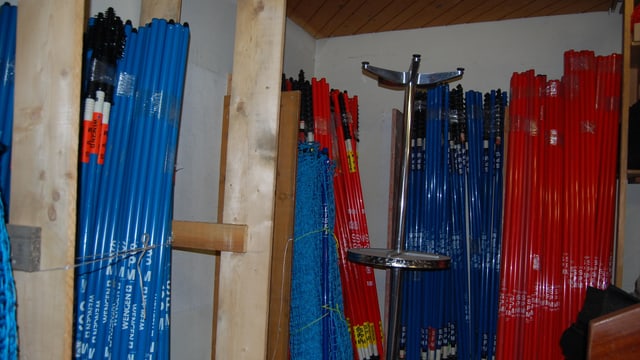 Im Materiallager finden sich Rennstangen in Rot und Blau. Im Materiallager finden sich Rennstangen in Rot und Blau.