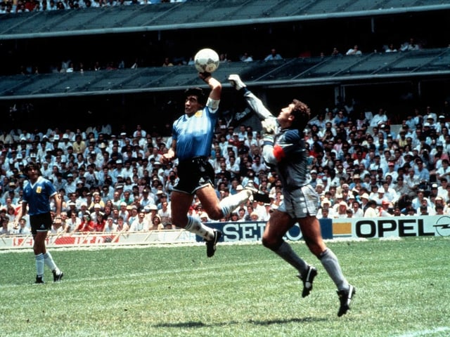 Wie Diego Maradona mit der «Hand Gottes» nachhalf. Wie Diego Maradona mit der «Hand Gottes» nachhalf.
