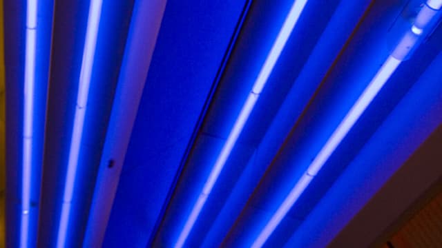 Blau leuchtende Neon-Röhren Blau leuchtende Neon-Röhren