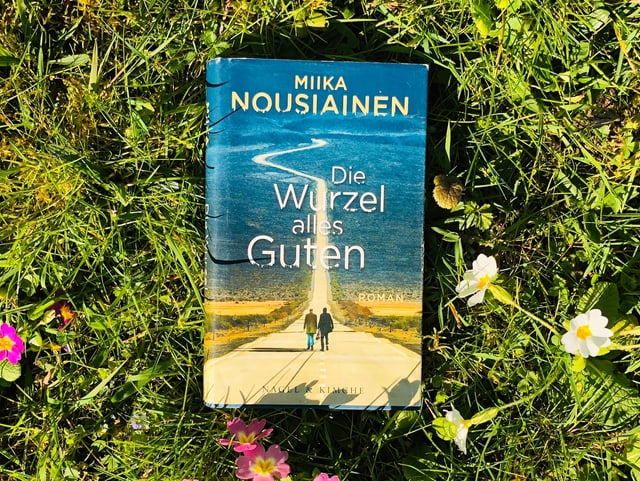 Miika Nousiainens Roman «Die Wurzel alles Guten» liegt auf dem Gras Miika Nousiainens Roman «Die Wurzel alles Guten» liegt auf dem Gras