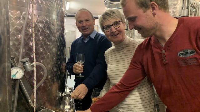 Die Winzerfamilie Herzog mit Christian, Monika und Manuel probiert die Jungweine, die sie vorher aus den Stahltanks ablässt. Die Winzerfamilie Herzog mit Christian, Monika und Manuel probiert die Jungweine, die sie vorher aus den Stahltanks ablässt.