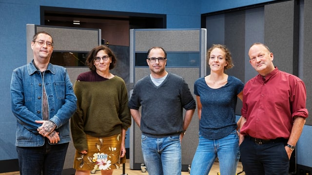 Autor Gion Mathias Cavelty, Dramaturgin Katrin Zipse, Autor Lukas Holliger, Regisseurin Susanne Janson und Autor Matthias Berger im neuen Hörspielstudio in Basel. Autor Gion Mathias Cavelty, Dramaturgin Katrin Zipse, Autor Lukas Holliger, Regisseurin Susanne Janson und Autor Matthias Berger im neuen Hörspielstudio in Basel.