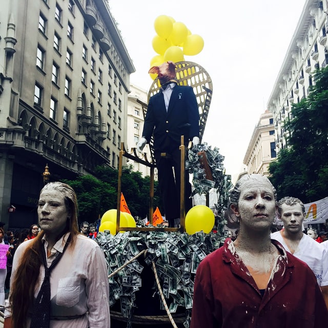Aufwendige und kreative Aktion bei einer Demonstration in Buenos Aires. Aufwendige und kreative Aktion bei einer Demonstration in Buenos Aires.