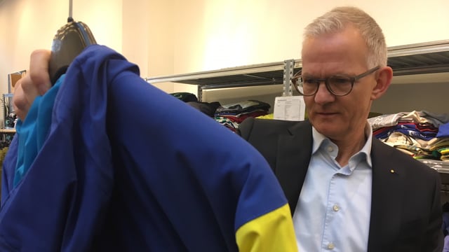 Vogler schaut sich eine Zimtstern-Jacke genauer an. Vogler schaut sich eine Zimtstern-Jacke genauer an.