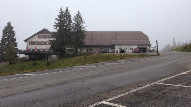 Restaurant auf einem Berg an einer Strasse. Restaurant auf einem Berg an einer Strasse.