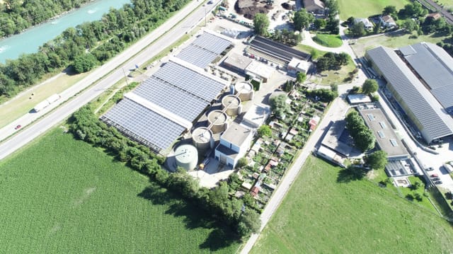 Luftaufnahme der Solaranlage auf der ARA in Chur. Luftaufnahme der Solaranlage auf der ARA in Chur.